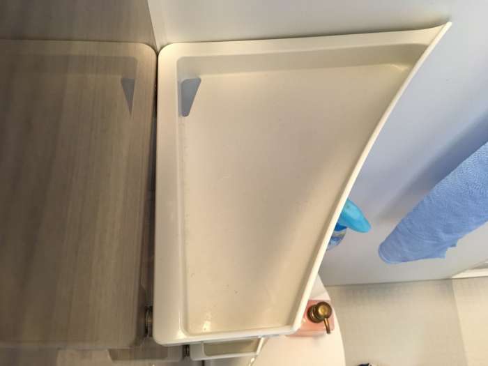 浴室コーナー棚を上から見た補修後の写真