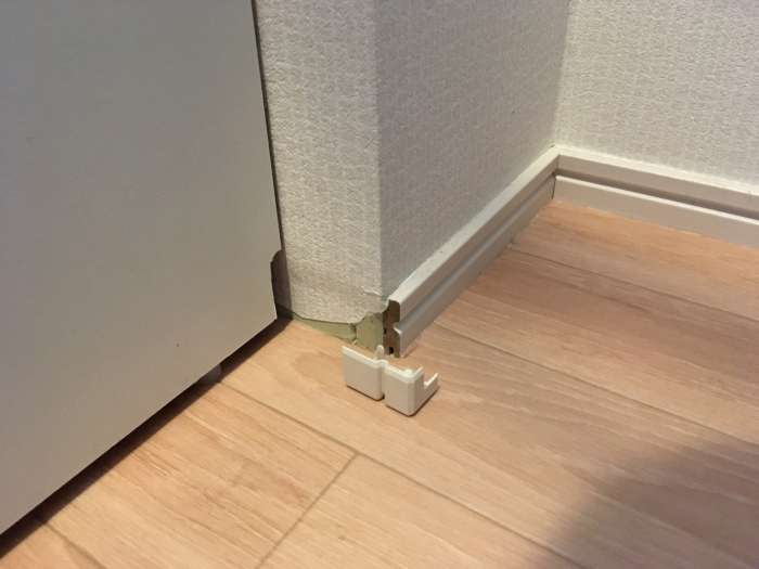 巾木が無いのでコーナーの部品が取れて落ちている