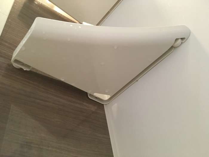 浴室コーナー棚を下から見た写真